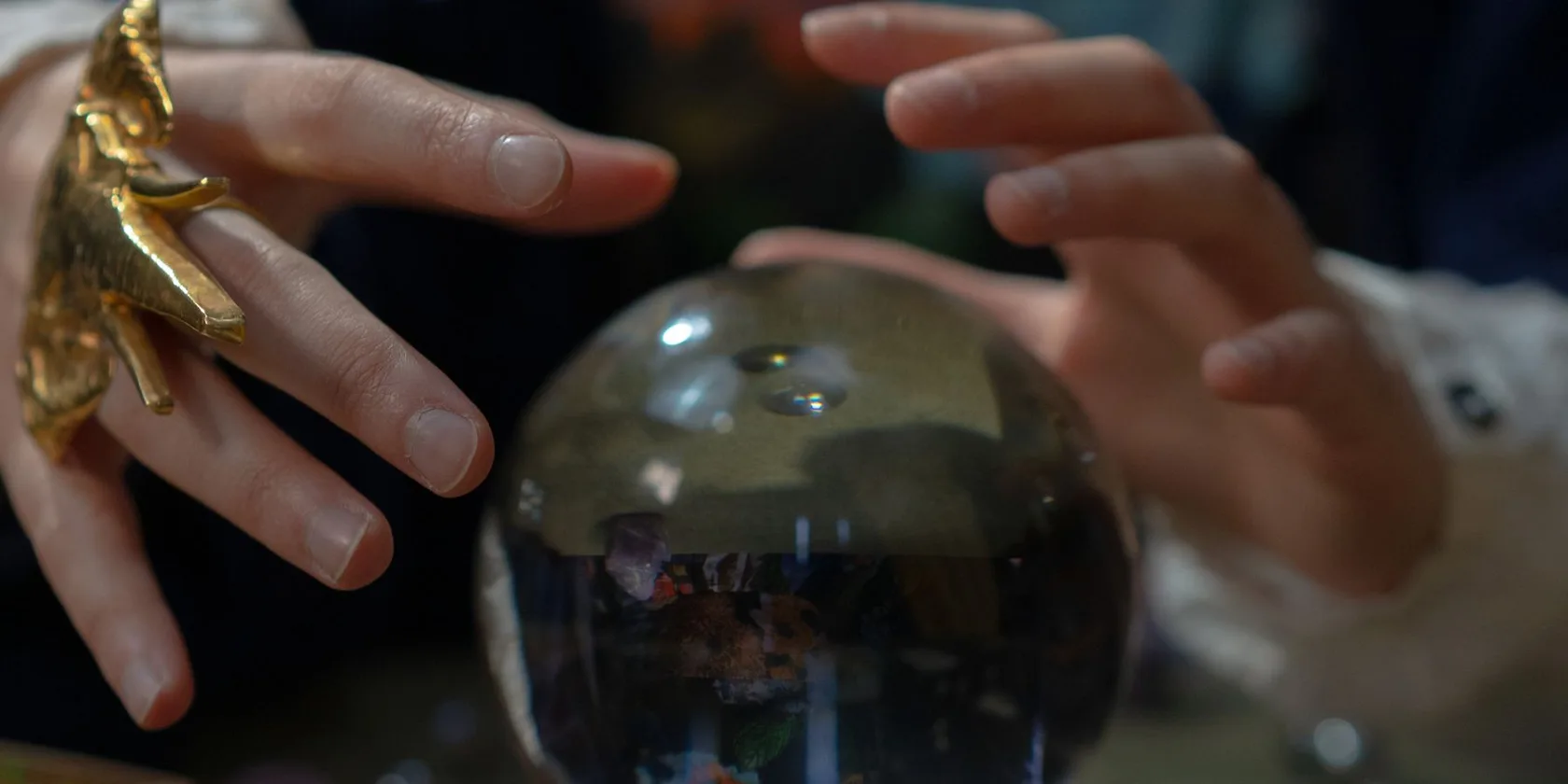 Mains suspendues au-dessus d'une boule de cristal, ambiance apaisante